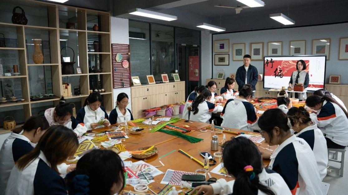 为非遗“添彩”，为青春“赋能”：江苏建院的文化育人新实践
